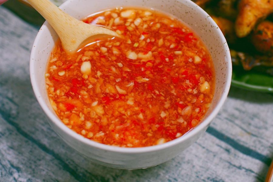 Pha nước nắm để chấm cá ngừ và chả cá